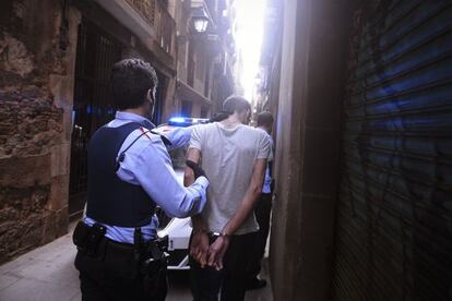 Los Mossos registran 29 pisos en una operación antidroga en Barcelona.