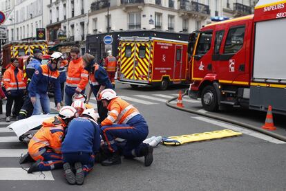 La explosión ha ocurrido el mismo día en que la policía y los bomberos estaban movilizados para una nueva manifestación de los 'chalecos amarillos', la revuelta social contra el presidente Emmanuel Macron. En la imagen, bomberos atienden a una persona herida cerca de la zona de la explosión.