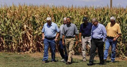 El presidente Barack Obama vista una granja afectada por la sequía en Iowa.