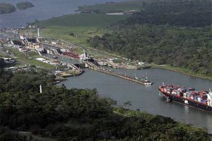 Un buque portacontenedores se aproxima a una de las esclusas en el canal de Panamá a la altura de la ciudad de Colón.