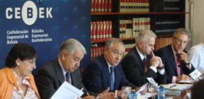 El presidente de Cebek, José María Vázquez Eguskiza (en el centro), durante la rueda de prensa.