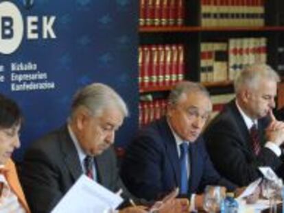 El presidente de Cebek, José María Vázquez Eguskiza (en el centro), durante la rueda de prensa.