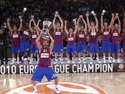 Los jugadores del Barcelona alzan las réplicas del trofeo mientras Grimau, en primer término, exhibe la gran copa.