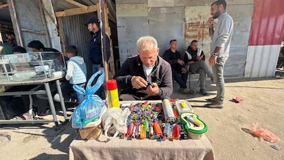Wael Barbakh, 50, repariert am 15. April in Khan Yunis, Gaza, mit Teilen kaputter Feuerzeuge neue, die nicht mehr funktionieren.