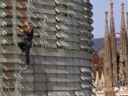 Alain Robert ayer en Barcelona durante su ascenso a la Torre Agbar.