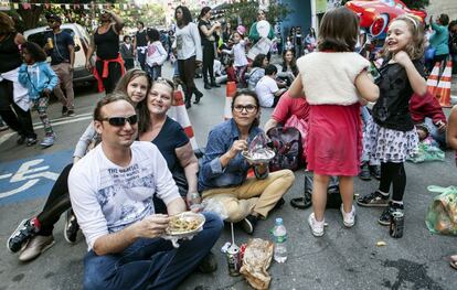 Liliana Ferreira e Diógenes Pompe, com as filhas Marina e Louise, dividem o marmitex de yakissoba na fila do teatro na rua General Jardim.