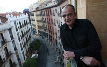 Kiko Herrero, autor de la novela &#039;Arde Madrid&#039;, en un balc&oacute;n de la Plaza Mayor.