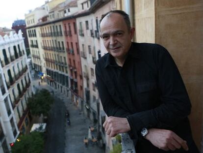 Kiko Herrero, autor de la novela &#039;Arde Madrid&#039;, en un balc&oacute;n de la Plaza Mayor.
