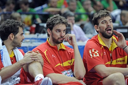 Calderón, Pau y Marc Gasol, en el banquillo durante un momento del encuentro.