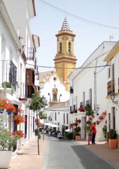 La torre de la iglesia de Nuestra Señora de los Remedios desde la calle Sevilla de Estepona.