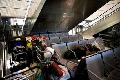 Un hombre duerme en la terminal 2 de El Prat de Barcelona.