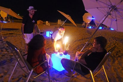 Una mesa del chiringuito Morabito Beach, iluminado con antorchas.