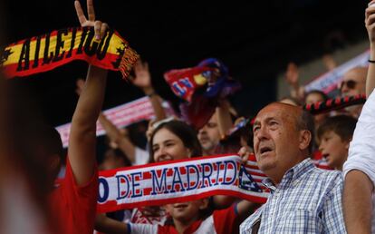 Aficionados del Atlético de Madrid se despiden del su estadio. 