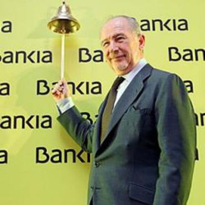 Salida a Bolsa. Rodrigo Rato toca la campana en la Bolsa de Madrid. Es el inicio de la cotización de Bankia, una operación forzada por las exigencias del Banco de España, tras colocar Bancaja a Caja Madrid