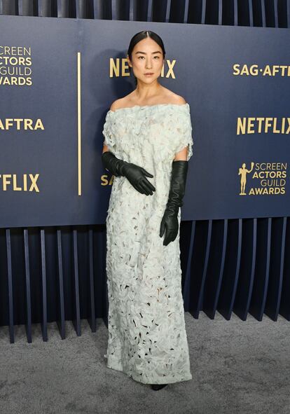 Greta Lee ('Vidas pasadas') con vestido y guantes largos de The Row.