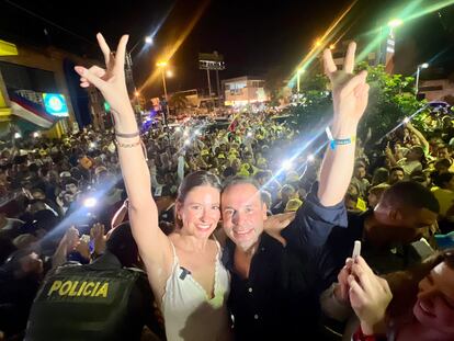 Alejandro Eder festeja junto a su esposa Taliana Vargas su triunfo electoral por la Alcaldía de Cali, el 29 de octubre.