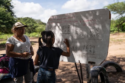 Niños reciben clase al aire libre en la escuela Jotomana.