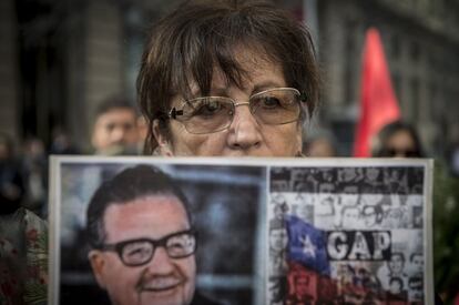 Mulher leva retrato do ex-presidente chileno Salvador Allende (1970-1973), enquanto participa de manifestação diante do palácio presidencial de La Moneda, em Santiago.