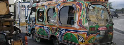 Autobús pintado con numerosos colores. Transporte habitual de los haitianos, hay que negociar ruta y precio al subir