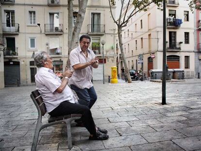 Kiko y Antonio, vecinos de la plaza del Raspall de Gràcia, hacen gala de su arte entre rumbero y flamenco.