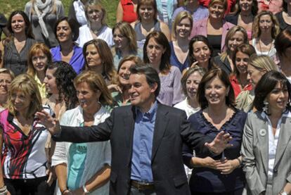Artur Mas, en el centro, rodeado por las candidatas de CiU al Parlament.