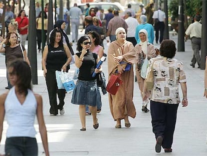 Ceutíes de las dos principales comunidades, en una calle del centro de la ciudad.
