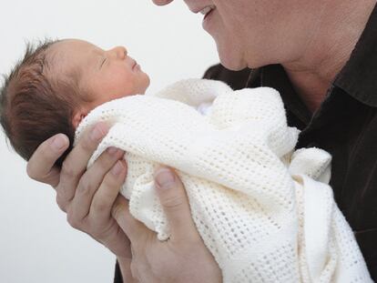 El primer ministro británico presentó ayer a su nueva hija, nacida el pasado martes. La bebé se llama Florence Rose Endellion Cameron.
