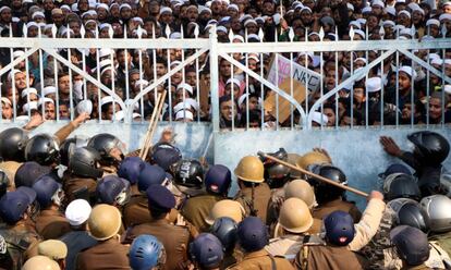 La policía intenta contener a los estudiantes de la universidad islámica Darul Uloom Nadwatul Ulama que se manifiestan en Lucknow, en el norte de India. 