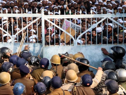 La policía intenta contener a los estudiantes de la universidad islámica Darul Uloom Nadwatul Ulama que se manifiestan en Lucknow, en el norte de India. 