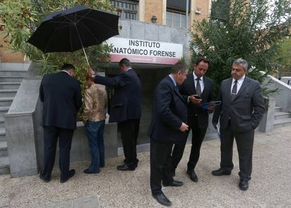 Un familiar contrata ayer un servicio funerario en la puerta del Instituto Anat&oacute;mico Forense. 