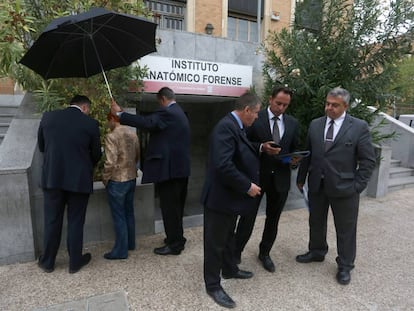 Un familiar contrata ayer un servicio funerario en la puerta del Instituto Anat&oacute;mico Forense. 