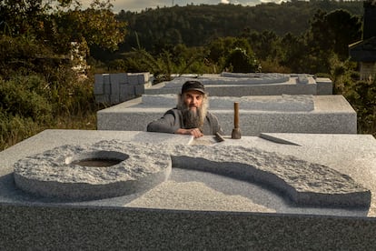 El escultor Javier Diéguez, el pasado jueves con las piezas del monumento a la huelga de Vigo de 1972 en la cantera de Mugares, en Ourense.