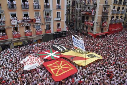 Ambiente durante el chupinazo en la plaza del Ayuntamiento de Pamplona.