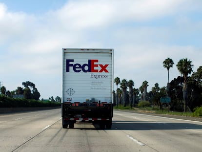 Un camión de Fedex en una autopista de San Diego (California).