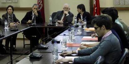 Reunión entre el rector de la Complutense, Carlos Berzosa, y los estudiantes que se oponen a los colegios mayores mixtos.