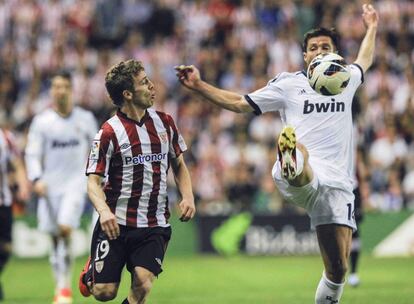 Xabi Alonso intenta controlar el balón ante Muniain.