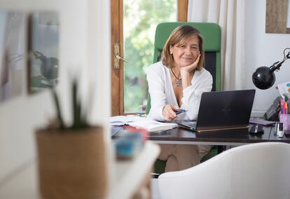 Emilia Gómez Pardo, divulgadora científica y autora del libro 'Más vida, menos cáncer', en su casa de Madrid.