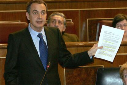 El presidente Zapatero responde a las preguntas de los diferentes grupos durante la sesión de control.