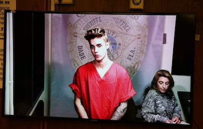 Bieber durante su comparecencia ante el juez mediante una videoconferencia desde el centro correccional Turner Guilford Knight, en el condado de Miami-Dade, donde estuvo detenido.