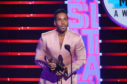 El cantante Romeo Santos acepta un premio durante los Latin American Music Awards en octubre de 2019 en Los Ángeles.