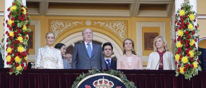 El Rey y la infanta Elena, con su hijos en los toros.