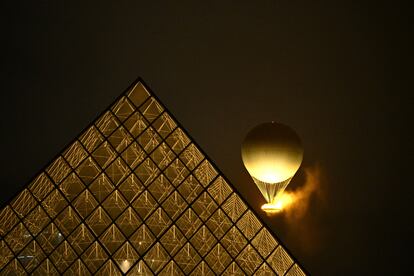 El pebetero encendido en el cielo de París en la ceremonia de los Juegos Olímpicos de 2024.