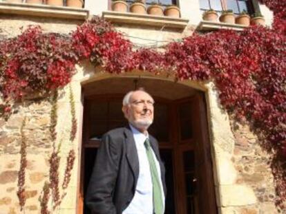 Josep Maria Castellet davant el mas del seu admirat i estudiat Josep Pla, a Llofriu, l’octubre del 2010.