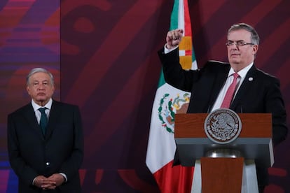 El presidente Andrés Manuel López Obrador y el canciller Marcelo Ebrard durante la conferencia de prensa este lunes en Palacio Nacional.