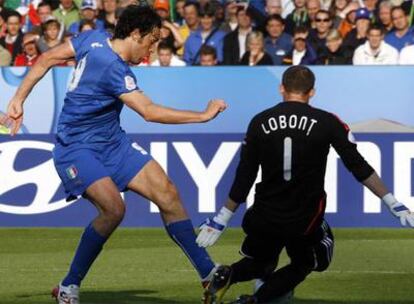 Luca Toni remata ante el meta de Rumania.