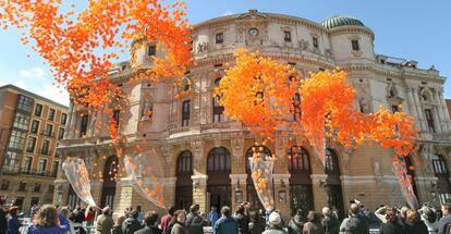 Los comerciantes sueltan los globos con regalos en la plaza del Arriaga, en Bilbao.