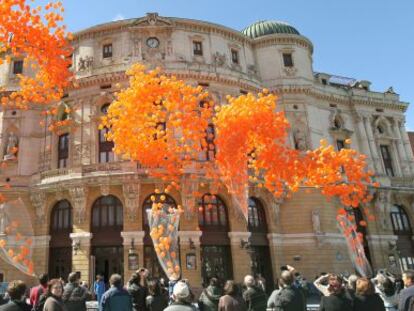 Los comerciantes sueltan los globos con regalos en la plaza del Arriaga, en Bilbao.