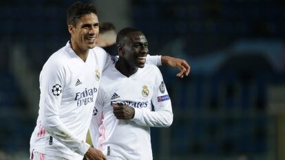 Ferland Mendy celebra con Varane el resultado final del partido de Champions contra el Atalanta.