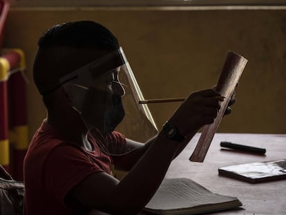 Un alumno de tercer grado de primaria regresa a clases después de un año del cierre de escuelas por la pandemia.