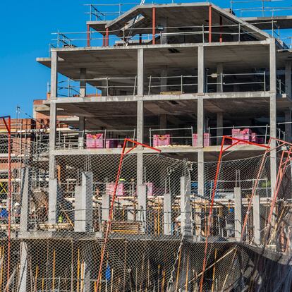 SANTANDER (ESPAÑA), 20/02/2025.- Vista de un bloque de pisos en construcción en Santander este jueves cuando se ha conocido que en 2024 se compraron 641.919 viviendas en toda España al calor de la bajada de tipos de interés y el consiguiente abaratamiento de las hipotecas en la segunda mitad del año, lo que representa un avance del 10 % respecto a un año antes y supone un incremento de casi el 35 % desde 2021. EFE/ Román G. Aguilera
